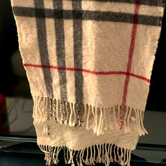 FALL/WINTER SALE ❄️❣️RARE Burberry scarf 🧣 - Picture 2 of 3